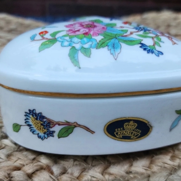 PEMBROKE Aynsley England heart-shaped Trinket dish with lid - Picture 3 of 9